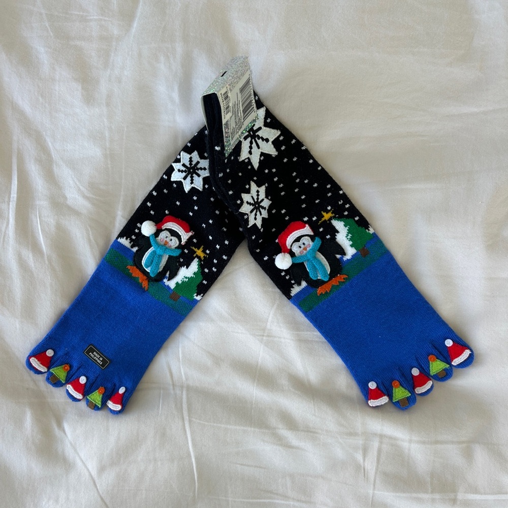 Hot Sox Holiday Christmas Festive Penguin Toe Socks - Picture 3 of 4